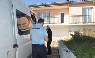Les gendarmes enquêtent au domicile de l'octogénaire britannique disparue, le 16 avril 2015 à Moustier, au nord d'Agen