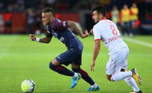 Le Parisien Neymar échappe au Toulousain Corentin Jean, lors du match de Ligue 1 entre le PSG et le TFC, le 20 août 2017 au Parc des Princes.