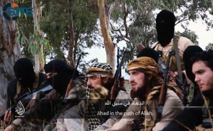 Capture d'écran fournie le 19 novembre 2014 par le centre américain de surveillance des sites islamistes (SITE) montrant Abou Maryam(C), Abou Osama(2e D) et Abou Salman(D), trois jeunes combattants du groupe Etat islamique appelant les musulmans de France à rejoindre les rangs jihadistes - SITE Intelligence Group.