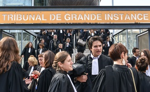 Des avocats ont manifesté contre la réforme de l'aide juridictionnelle jeudi 15 octobre devant le TGI de Bordeaux.