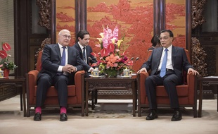 Michel Sapin et le Premier ministre chinois Li Keqiang à Pékin, le 18 septembre 2015.