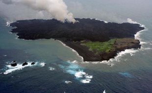 Photo publiée le 19 août 2014 par la Garde côtière du Japon et montrant la nouvelle île volcanique créée récemment au large du pays
