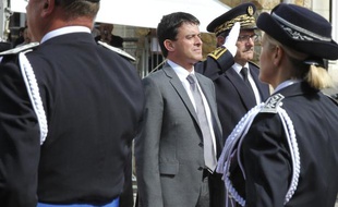 Le ministre de l'Intérieur Manuel Valls a appelé lundi les policiers à bannir "le tutoiement" et les contrôles d'identité "abusivement répétés ou réalisés sans discernement" susceptibles d'"alimenter le ressentiment".
