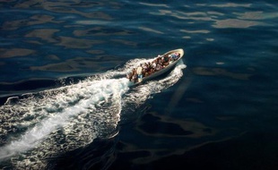 Un deuxième centre de rétention administrative (CRA) va être construit "d'ici fin 2014" à Mayotte, qui fait face à un afflux de migrants clandestins sans commune mesure avec la métropole, a-t-on appris vendredi de source gouvernementale.