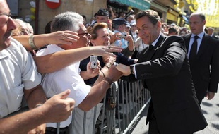 Nicolas Sarkozy s'offre un bain de foule à Montignac après avoir visité la grotte de Lascaux avec son épouse, le 12 septembre 2010.