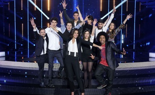 L'animatrice Laurie Cholewa (premier plan), entourée des finalistes de la saison 12 de «Nouvelle Star».