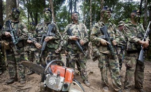 La petite bourgade somnolente de Régina, sur les rives du fleuve Approuague, une des voies de ravitaillement des sites d'orpaillage illégaux en Guyane, est depuis une semaine le théâtre d'une des plus vastes traques aux fugitifs de l'histoire de ce département français d'Amérique.