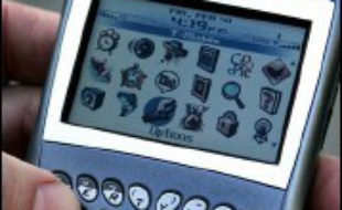 Le fabricant canadien de l'assistant numérique Blackberry, le groupe RIM, se lance à l'assaut de l'Europe avec son nouveau "smartphone" qui pour la première fois intègre des fonctions multimédia.