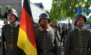 Des "reconstitueurs" en costume de soldat allemand le 27 mai 2016 à Verdun.