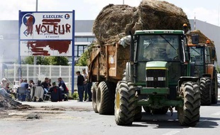 Manifestation d'agriculteurs, devant un dépôt de la grande distribution à Saint Etienne de Montluc près de Nantes, le 11 juin 2009.