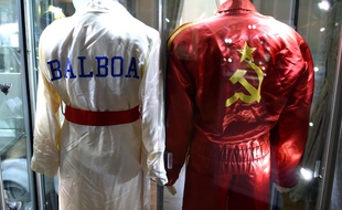 Un aperçu des lots, ici des peignoirs vu dans la saga «Rocky», de la vente aux enchères de costumes et accessoires appartenant à Sylvester Stallone qui se tiendra en décembre 2015 à Los Angeles.