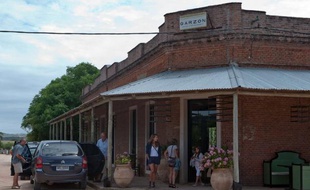 Pueblo Garzon, petit village de 200 âmes niché dans l'arrière-pays de la côte orientale uruguayenne, est devenu ces dernières années une destination prisée par une clientèle internationale aisée en quête d'authenticité, de sérénité et... de haute gastronomie.