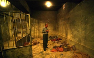Kamiran Aziz Ali grimace, les mains dans le dos pour mimer l'instant où en janvier 1990 les sbires de Saddam Hussein l'ont envoyé valdinguer dans une cellule de la "maison rouge", le centre de torture pour militants kurdes à Souleimaniya.
