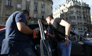 Des policiers contrôlent un VTC (Voiture de Tourisme avec Chauffeur) à Paris, le 30 juin 2015 (Photo illustration)