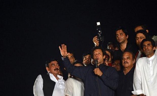 L'opposant pakistanais Imran Khan s'adresse à ses partisans à Islamabad le 20 août 2014