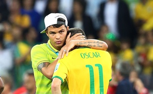 Thiago Silva réconforte Oscar après la défaite face à l'Allemagne à Belo Horizonte le 8 juillet 2014