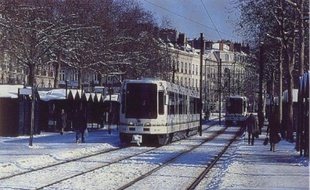 La mise en service du premier tramway moderneà nantes le 7 janvier 1985. Ici l'arrêt Commerce.