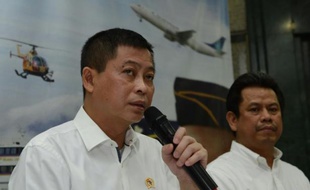 Le ministre indonésien des Transports Ignasius Jonan (g) et le directeur général eu Transport aérien M. Suprasetyo donnent une conférence de presse sur la disparition de l'avion avec 54 personnes à bord, le 16 août 2015 à Jakarta