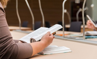 Une étudiante à l'université.