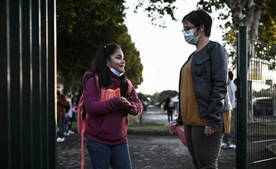 Dans les écoles de certains départements français ce lundi 4 octobre 2021, les élèves peuvent enlever leur masque, mais pas les adultes.