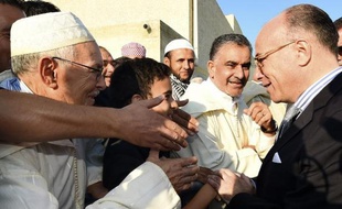Bernard Cazeneuve entouré de musulmans le 4 octobre 2014 à Carpentras