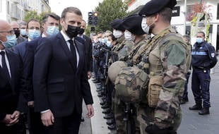 Emmanuel Macron devant des militaires à Nice après l'attentat de la basilique Notre-Dame