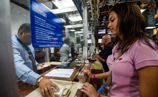 Un bureau de change à Caracas, le 19 février 2015
