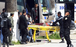 Une victime est évacuée du musée Bardo de Tunis, mercredi 18 mars 2015 après une attaque terroriste. AP Photo/Hassene Dridi