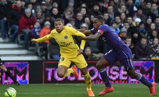 Le capitaine du TFC Issa Diop à la lutte avec l'attaquant parisien Kylian Mbappé, le 10 février 2018 au Stadium de Toulouse.