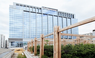 La startup Sous les fraises a installé l'une de ses fermes urbaines sur le toit du centre commercial So Ouest, à Levallois-Perret.