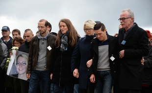 Jonathann Daval, soutenu par ses beaux-parents lors d'une marche blanche, accuse désormais son beau-frère (à gauche) du meurtre d'Alexia