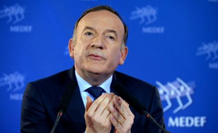 Pierre Gattaz intervient le 19 avril 2016 lors de sa conférence de presse mensuelle au siège du Medef à Paris