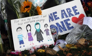 Des fleurs et des messages déposés en hommage aux victimes des attentats de Christchurch (Nouvelle-Zélande), le 15 mars 2019.