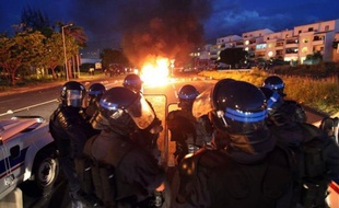 Reflet de la crise économique aiguë que traverse la Réunion, la revendication de contrats aidés, à l'origine des deux nuits de violences dans la commune du Port (ouest), placent en première ligne les maires de l'île, accusés de les utiliser à des fins électoralistes.