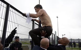 Roissy, le 5 octobre 2015. Xavier Broseta, chargé des Ressources humaines à Air France est exfiltré après avoir été pris à partie par des manifestants.