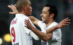 Les joueurs du PSG, Guillaume Hoarau (à g.) et Nenê, lors de la victoire parisienne à Nice, le 20 février 2011.