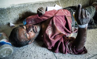 Un survivant de l'effondrement d'une usine de ciment en construction dans la ville de Mongla, dans le sud du Bangladesh, reçoit des soins par terre dans un hôpital de Khulna, le 12 mars 2015