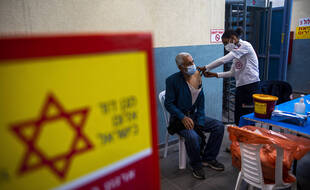 Israël appelle ses citoyens âgés de plus de 60 ans à recevoir une troisième dose de vaccin.