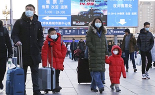Une famille chinoise portant des masques, à Pékin le 20 janvier 2020.
