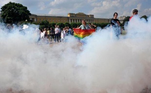Le président russe Vladimir Poutine a promulgué dimanche deux lois controversées punissant tout acte de "propagande" homosexuelle devant mineur et réprimant les "offenses aux sentiments religieux", dénoncées comme liberticides par les défenseurs des droits de l'homme.