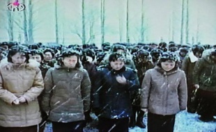Pyongyang avait ordonné aux Nord-Coréens de ne porter ni bonnet ni gants lors des obsèques de leur dirigeant le 28 décembre, malgré le froid glacial, pour s'aligner sur le comportement de l'héritier qui a marché tête nue à côté du corbillard, a rapporté mardi un journal sud-coréen.