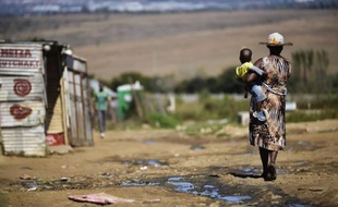 Une femme et son enfant dans un bidonville sur le continent africain, le 24 avril 2014