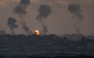 Frontière entre Israël et la bande de Gaza, le 8 juillet 2014. Une photo prise sur la frontière montre des panaches de fumée dans la bande de Gaza après un raid aérien israélien.