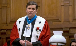 Au mieux une maladresse, au pire de scandaleuses pressions: Christiane Taubira a démenti, mais l'information selon laquelle la ministre de la Justice aurait voulu muter pour des raisons politiques le procureur général de Paris provoquait mercredi des réactions outrées dans la profession et l'opposition.