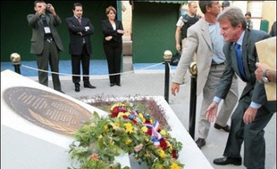 Auparavant, M. Kouchner, accompagné de son homologue irakien Hoshyar Zebari, était allé déposer une gerbe devant un monument commémorant la mort du représentant de l'ONU en Irak, Sergio Vieira de Mello, et de 21 autres personnes, tués dans un attentat à Bagdad, le 19 août 2003.