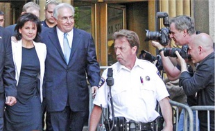 Anne Sinclair et Dominique Strauss-Kahn quittent le tribunal, le 1er juillet à New York.