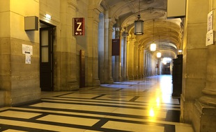 Les couloirs de la cour d'appel de Paris où seront jugés deux hommes suspectés de liens avec la mouvance djihadiste.