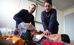 Des étudiants ambulanciers du CHU de Rennes simulent un massage cardiaque sur un mannequin. Les 8 et 9 décembre, ils espèrent battre le record du monde.