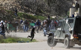 Des dizaines de Palestiniens ont été blessés lors de heurts avec les forces israéliennes en Cisjordanie à l'occasion de manifestations de solidarité vendredi avec des détenus par Israël en grève de la faim, selon des sources médicales.