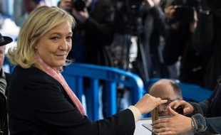 La présidente du Front National Marine Le Pen vote à Hénin-Beaumont, dans le Pas-de-Calais, le 22 mars 2015